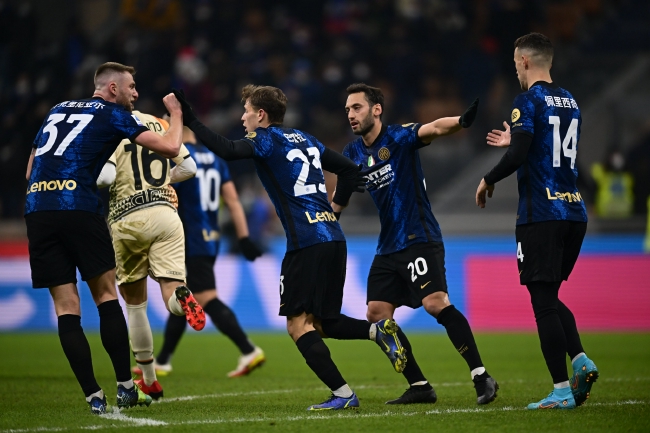 国米尤文争夺曼城后卫阿克！蓝月亮冬窗标价3500万欧（阿克冬窗标价3500万欧，国米与尤文争抢曼城中卫）