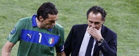 差点成为罪人，马尔基尼奥斯决赛下半场送点+面对绝杀良机“解围”（马尔基尼奥斯险成罪人：决赛下半场送点，绝杀良机却成“解围”）