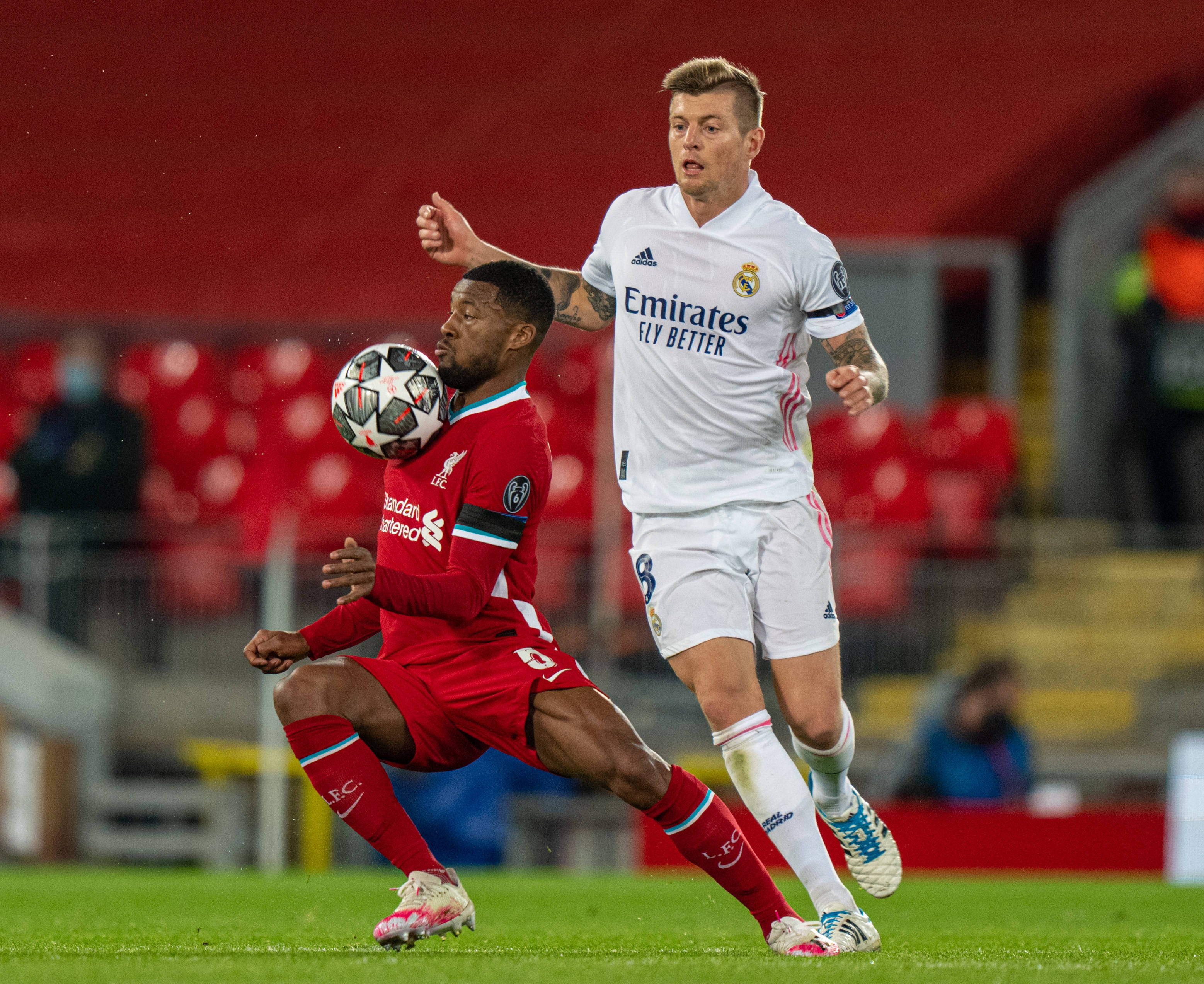 TA：利物浦目前看起来非常混乱，他们的卫冕梦想已支离破碎（TA：利物浦陷入混乱，卫冕之梦已成泡影）