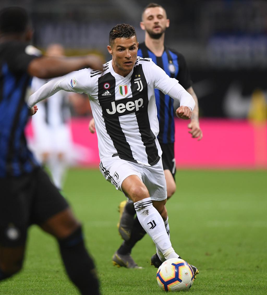 哈兰德晒与母亲、哥哥合照：老大、我和我哥