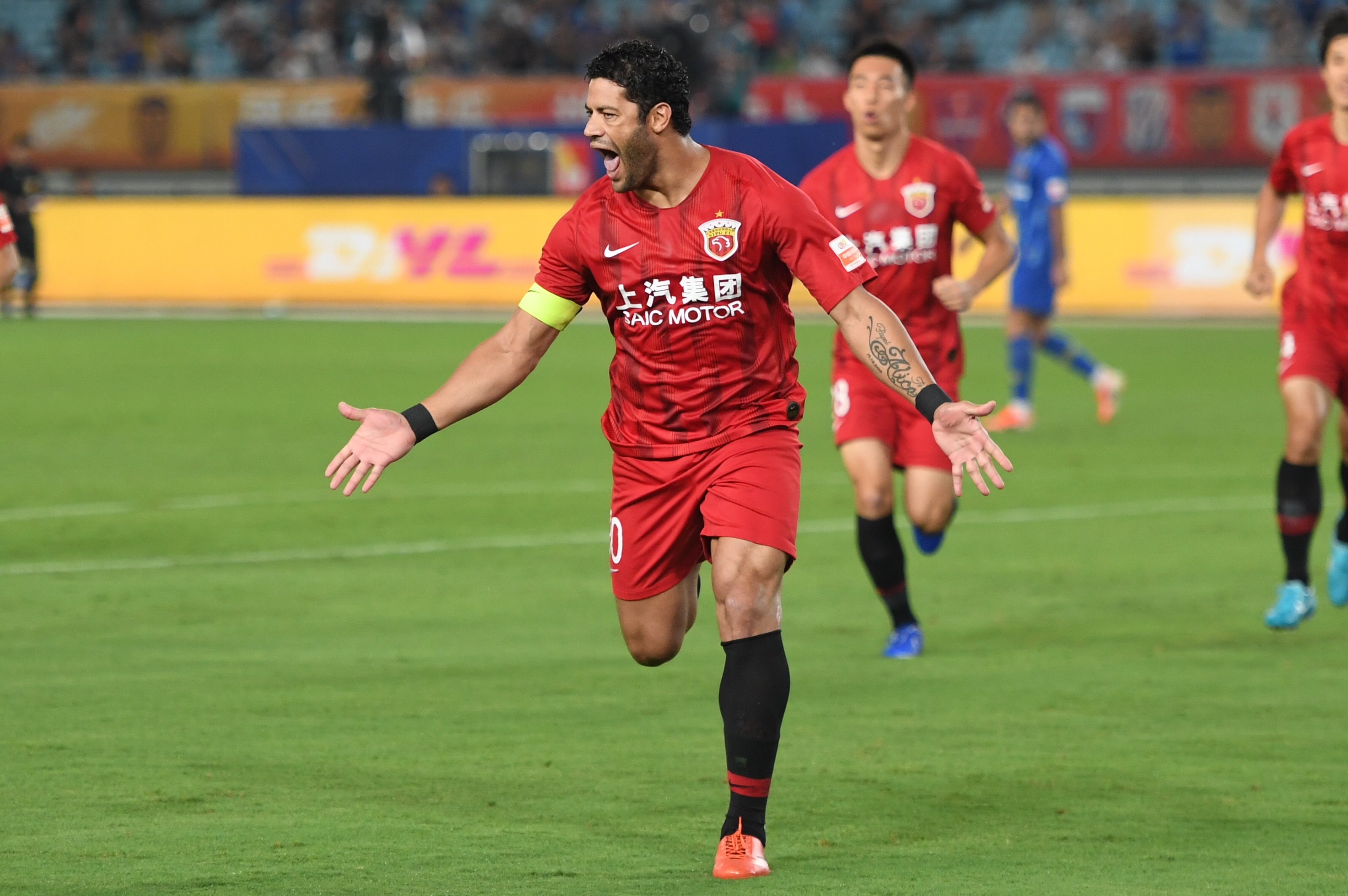 罗马诺：赖扬激活山东队旧将格德斯的续约选项，新合同至27年（罗马诺：赖扬已激活格德斯续约条款，山东队旧将新约至2027年）