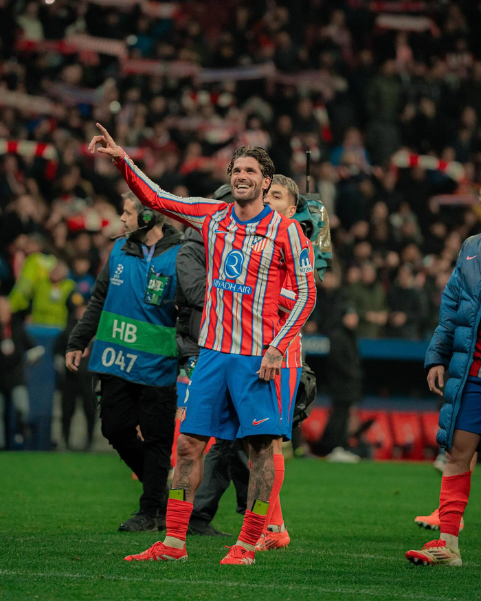 记者：汶马探赛后与海港助教约翰交换队服，两人曾在横滨合作（记者：汶马探赛后与海港助教约翰互换球衣，二人曾在横滨共事）