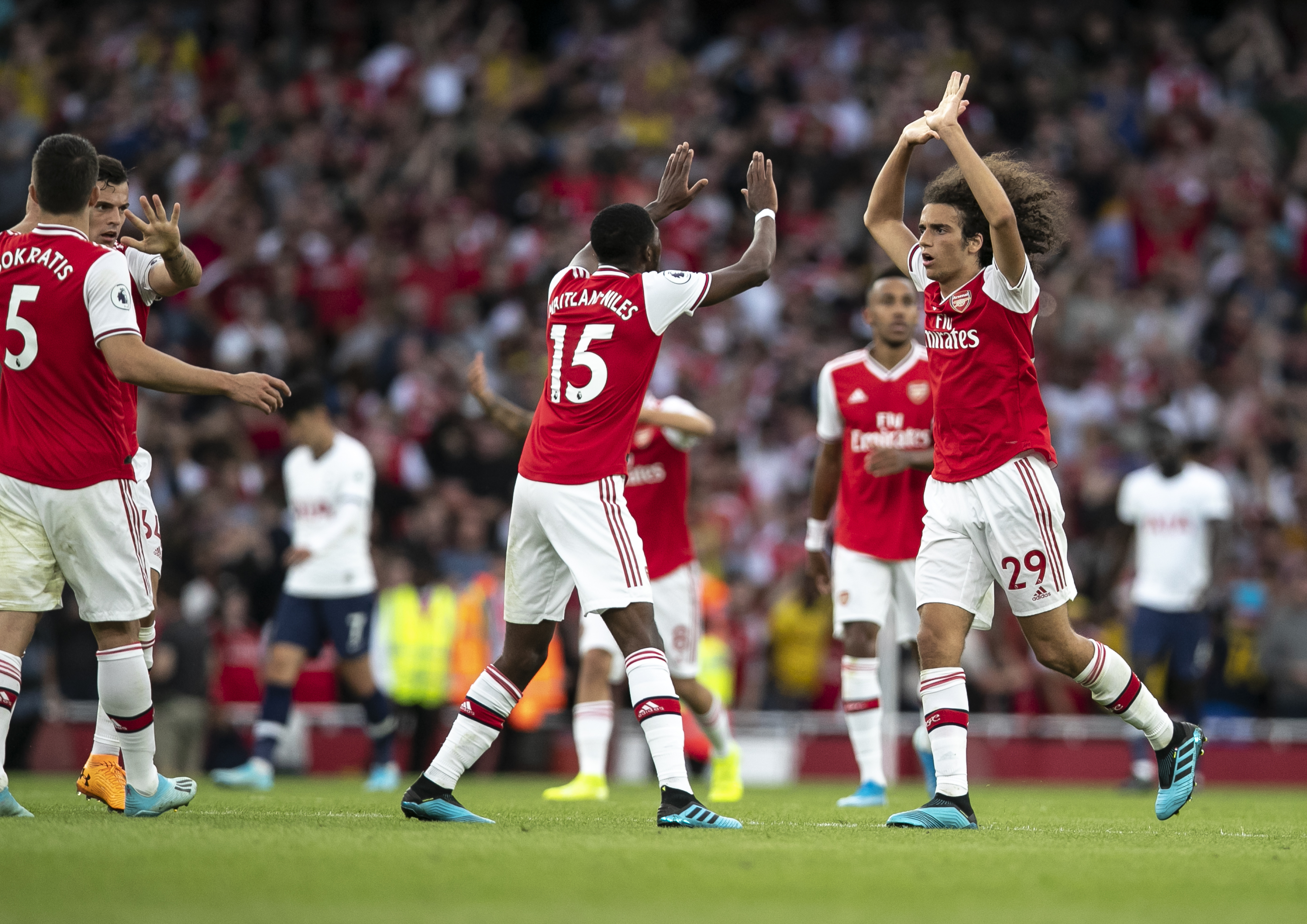 33岁孙兴慜自宣离队，10年热刺生涯收获英超金靴+欧联杯冠军（33岁孙兴慜官宣告别热刺：十年征程斩获英超金靴与欧联杯冠军）