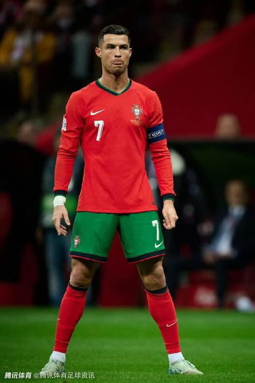 2025／26赛季英超：下课传闻震天响，斯洛特稳坐发布会（2025／26英超：解任传闻满天飞，斯洛特从容出席发布会）