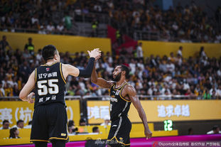 TA：皇马球星团队深度介入更衣室，阿隆索管理面临额外挑战（TA：皇马巨星随行团队深度干预更衣室，阿隆索执教面临新增难题）