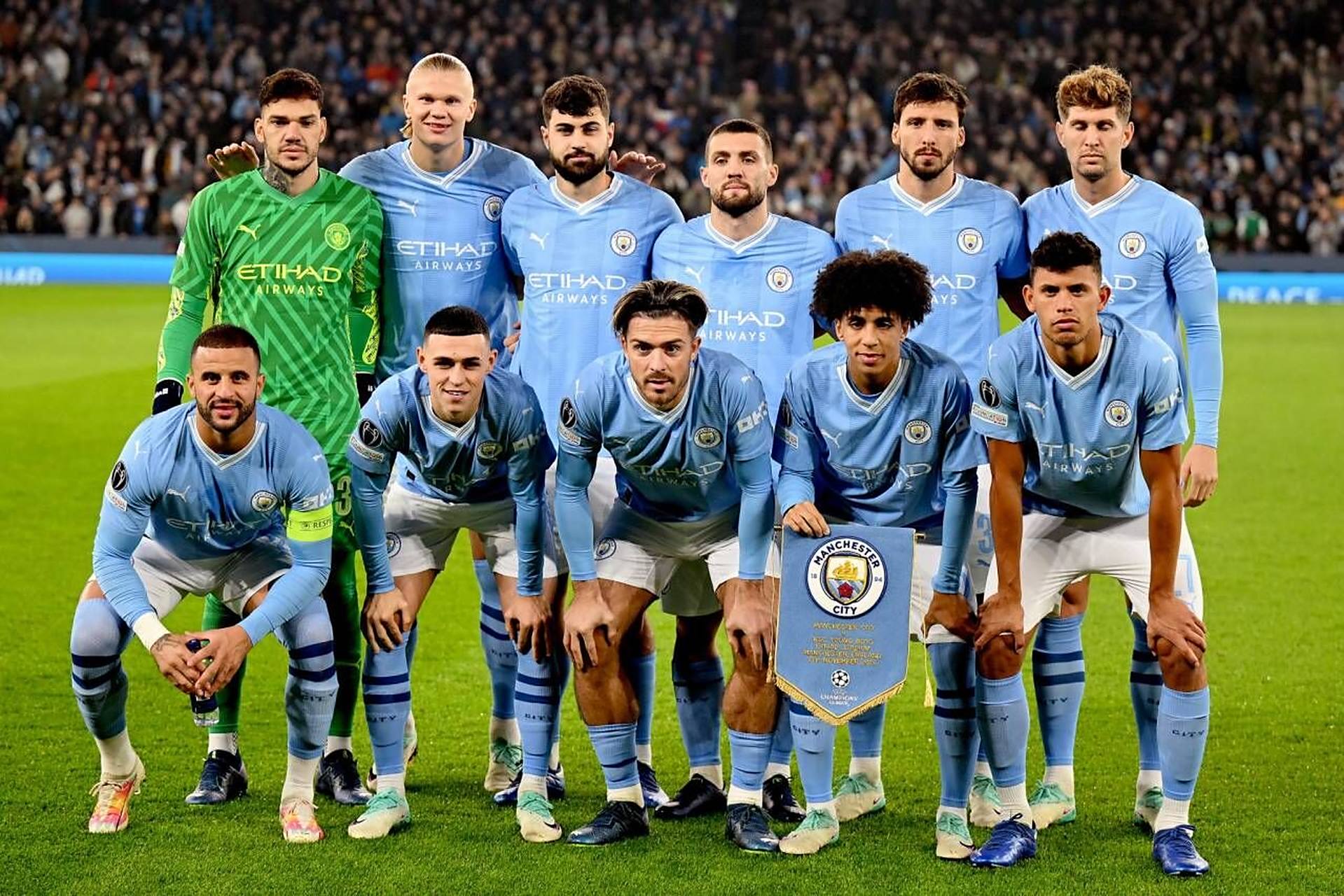 蛇精灵大战红魔鬼！意甲官方发布米兰德比预热海报（蓝黑蛇对阵红魔！意甲官方释出米兰德比预热海报）