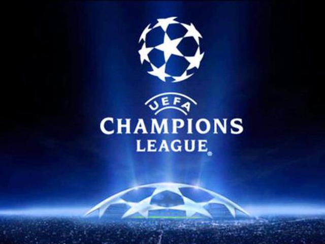 青训小将破门后被队友高高举起（青训新星破门后被队友举起庆祝）